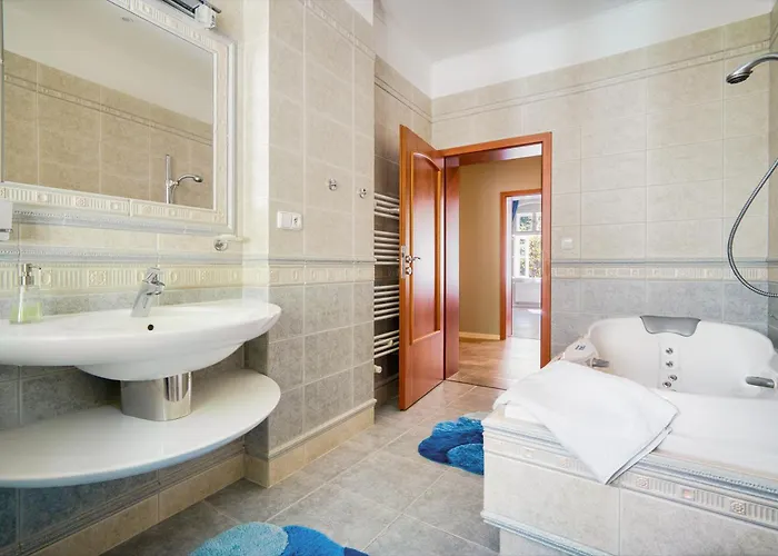 Grand Pupp Apartment With Jacuzzi And Netflix By Rentez
