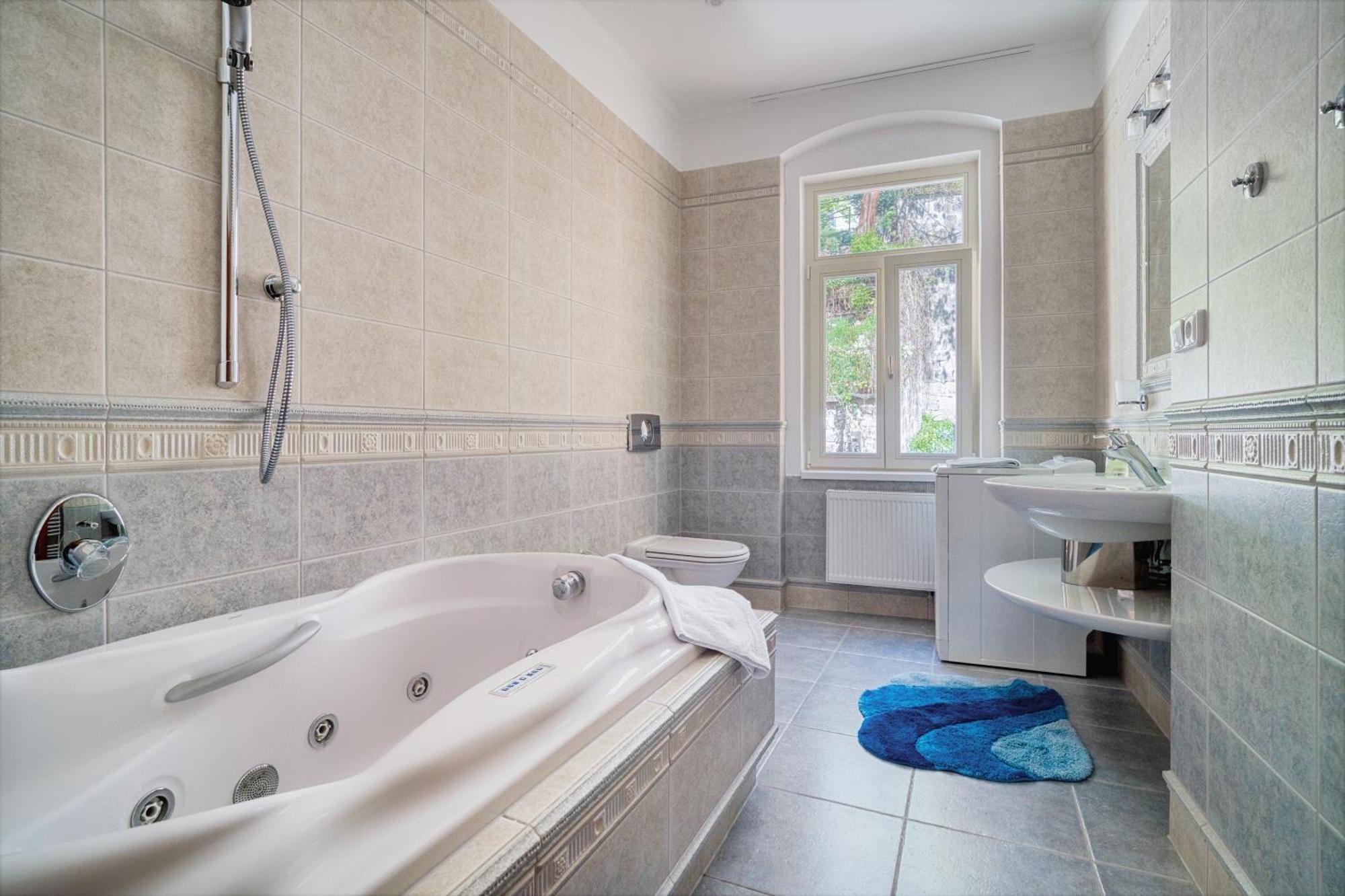 Grand Pupp With Jacuzzi And Netflix By Rentez Apartament Karlowe Wary