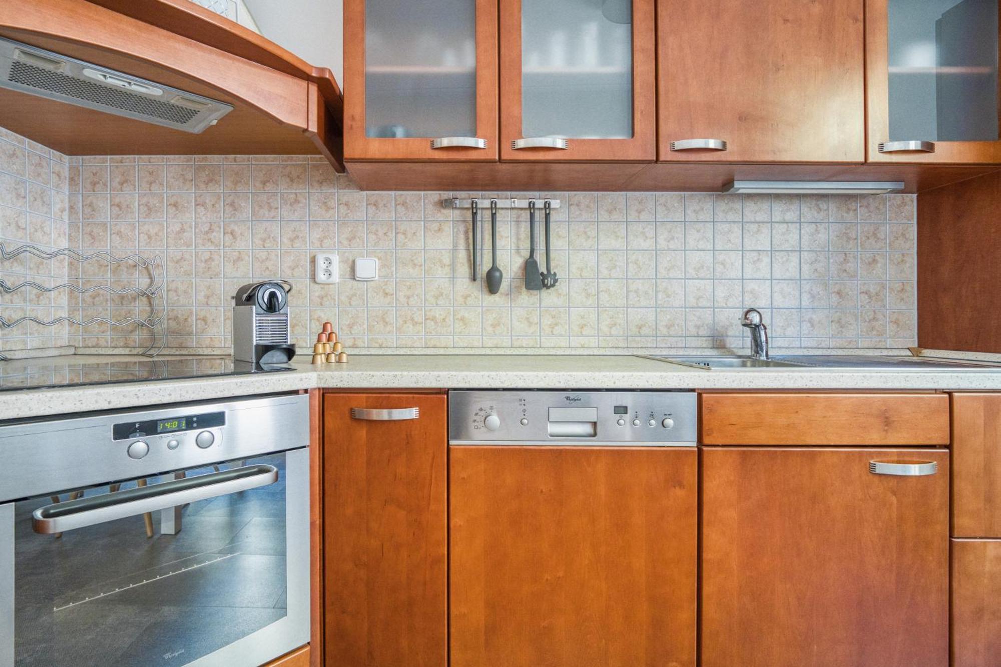 Grand Pupp With Jacuzzi And Netflix By Rentez Apartament