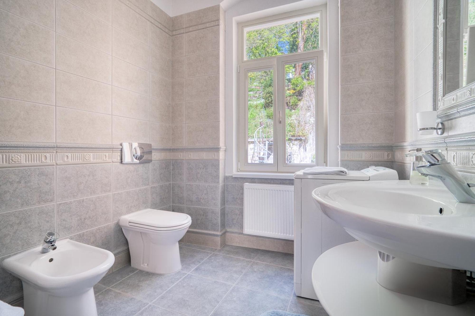 Grand Pupp With Jacuzzi And Netflix By Rentez Apartament *