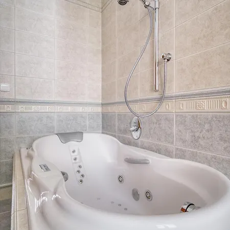 Grand Pupp Apartment With Jacuzzi And Netflix By Rentez Karlovy Vary Exterior photo