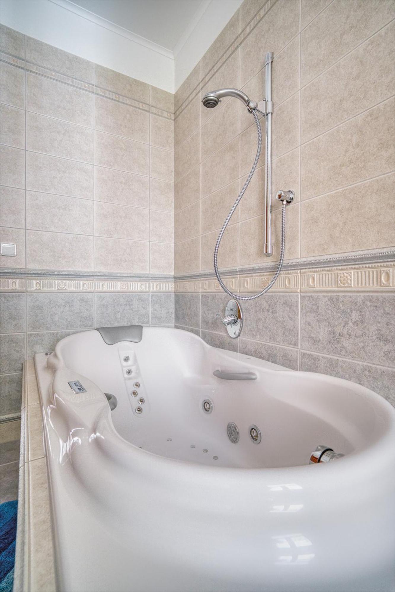 Апартаменты Grand Pupp With Jacuzzi And Netflix By Rentez Карловы Вары